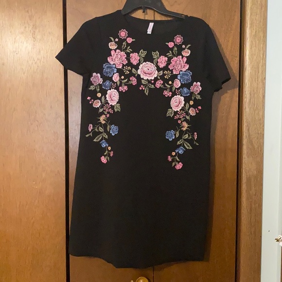 Xhilaration Dresses & Skirts - Black floral shift dress